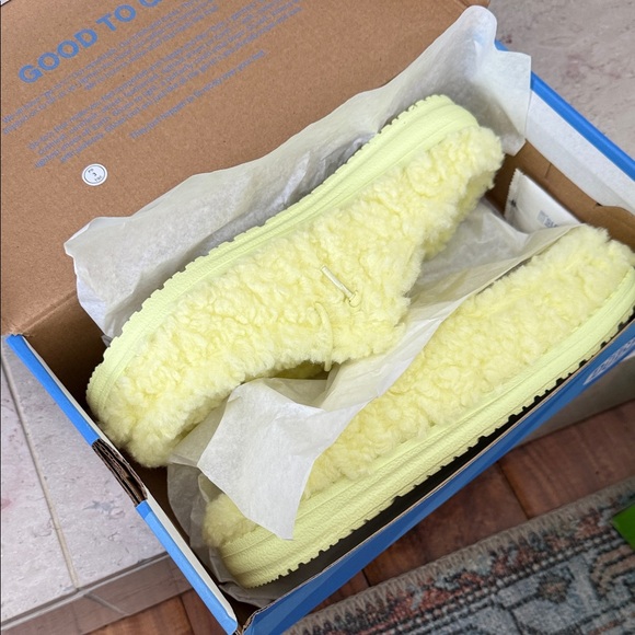 Hey Dude Womens size 7 Yellow Fuzzy Wendy slippers - Picture 5 of 5